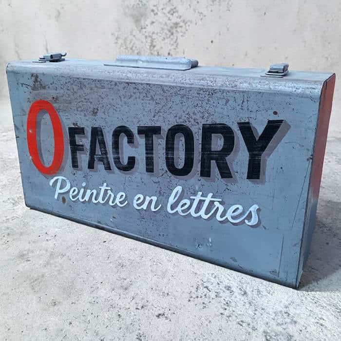 mallette en fer avec inscription olfactory peintre en lettre peint sur le flan