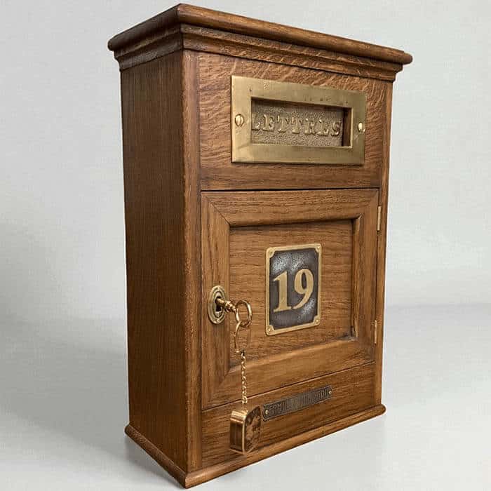 boite aux lettres en bois style 19ème réalisée par atelier-ofactory
