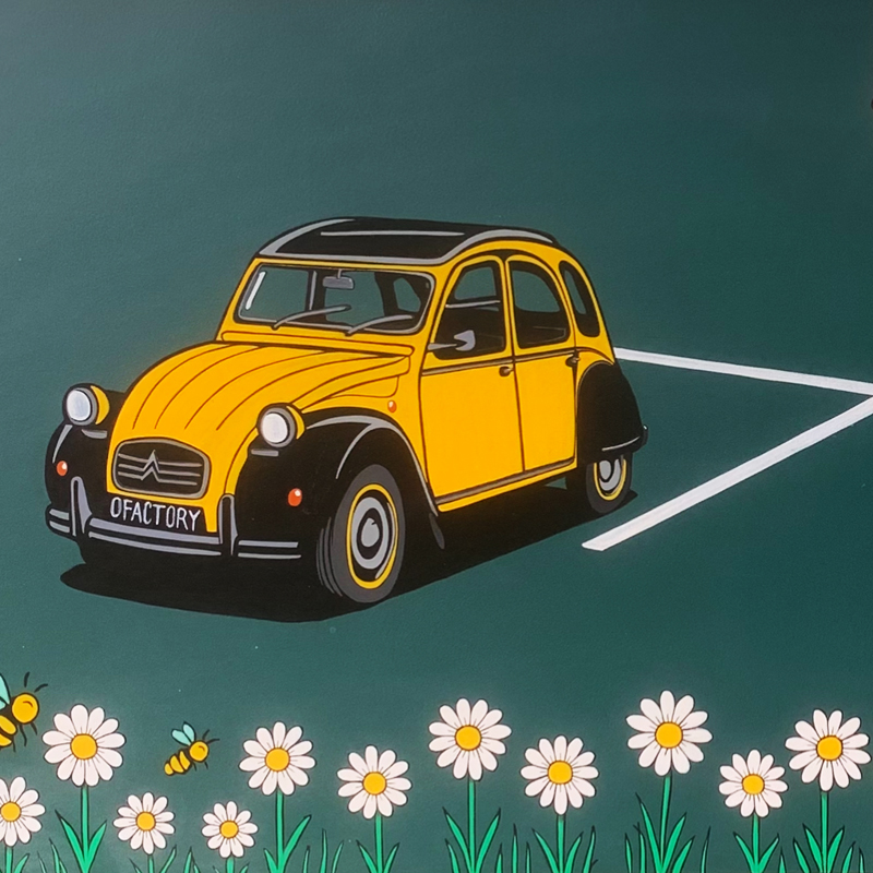 détail d'un panneau signalétique avec une 2 CV jaune peinte à la main par Atelier OFACTORY