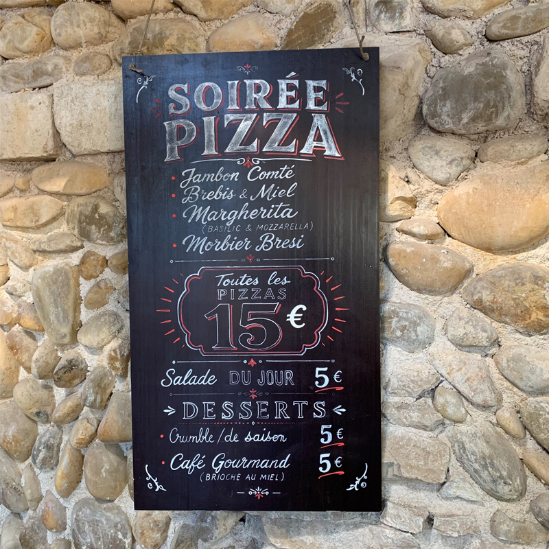 panneau menu de restaurant peint à la main par Atelier OFACTORY