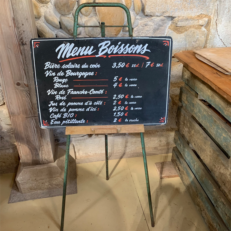 panneau menu boissons de restaurant peint à la main par Atelier OFACTORY